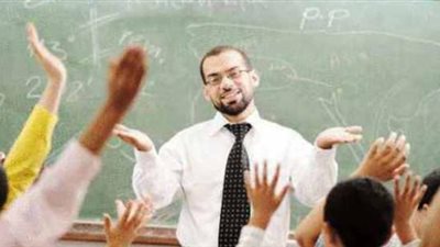 دكتورعلى جمال : نحن المعلمين نتنازل عن مكافأة الإمتحانات ولا نطالب بزيادة الأساسي من أجل بناء المدارس.. ومعلمة ترد: ياريت كمان نطبع الكتب علي حسابنا