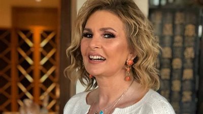 بالفيديو.. يسرا ولدت فى التاكسى والدها كان قاسيا