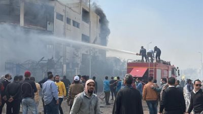 صور.. مصرع 12 شخصًا وإصابة 19 آخرين في حريق مصنع بالعبور