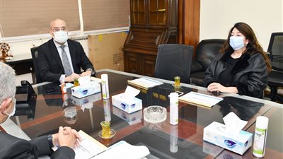    وزير الإسكان يستعرض أوجه التعاون مع 