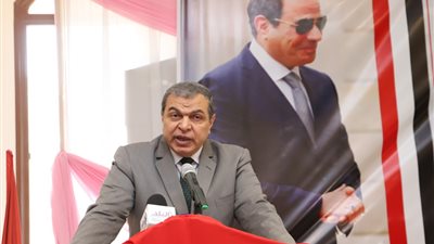 سعفان ومحافظ المنوفية يسلمان 3542 بوليصة تأمين بالمنوفية