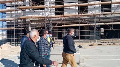 مسئولو الإسكان يقومون بجولة تفقدية للمشروعات المختلفة بمدينة العلمين الجديدة