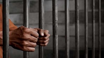 تفاصيل مثيرة.. أم تتسبب فى قتل طفلتيها اثناء ممارسة علاقة آثمة مع عشيقها