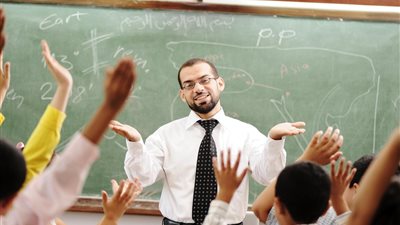 بعد ترقيتة إلي معلم أول وسكرتير المدرسة.. أسامة البدري: الحمد لله زدت 41 جنيه في الشهر