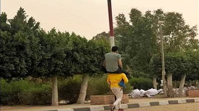 طالب يحمل زميله الى لجان الامتحانات بعد تعرضه للكسر يشعل السوشيال ميديا