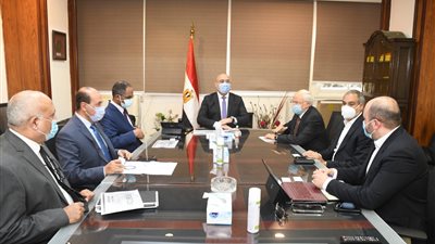 وزير الإسكان يلتقى ممثلى إحدى الشركات لبحث التعاون فى تنفيذ مشروعات 