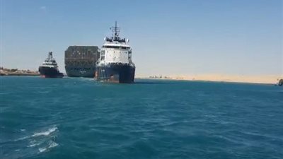 شاهد اول فيديو.. بعد نجاح جهود تعويم سفينة الحاويات البنمية الجانحة EVER