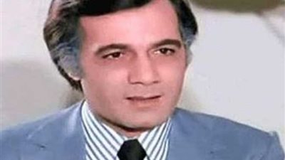 بالفيديو.. شاهد أول ظهور للفنان الراحل محمود ياسين في السينما