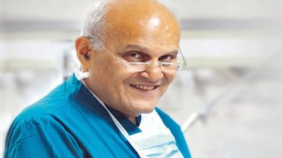 صورة الدكتور مجدى يعقوب تشعل السوشيال ميديا