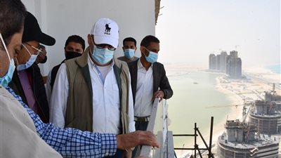 وزير الإسكان يتفقد أعمال التشطيبات بـ15 برجا بالمنطقة الشاطئية بمدينة العلمين الجديدة