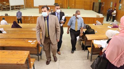 نائب رئيس جامعة جنوب الوادى يتفقد امتحانات مادة التخصص لطلاب الماجستير والدكتوراة 