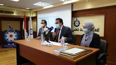 وزير التعليم العالي يكرم الأطباء والعاملين بالمعمل المرجعي للمستشفيات الجامعية 