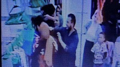 عاجل بالفيديو : زوجة المطرب سعد الصغير تعتدى على مواطنة بالضرب داخل بروفة ملابس ..برلنتى | بخمسين جنيه هجيب امناء الشرطة تحت رجلى