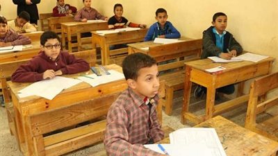 طلاب الصفين الخامس الابتدائى والثانى الاعدادى يؤدون امتحانات آخر العام
