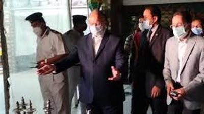 محافظ القاهرة يقود حملة في شوارع النزهة لمتابعة تطبيق إجراءات الوقاية من كورونا.. وتشميع الكافيهات المخالفة