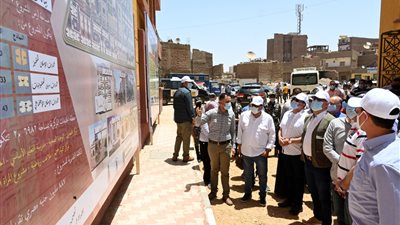 وزير الإسكان ومحافظ أسوان يتفقدان وحدات سكنية تم تنفيذها بمشروع تطوير منطقة الصحابى غير الآمنة بمدينة أسوان