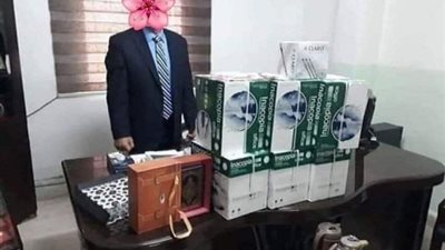 بعد احالته الى التقاعد.. موظف يودع مكتبه بطريقة فريدة