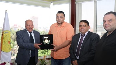 نقابة المعلمين تكرم المعلم وائل سيد صاحب واقعة السلاح الابيض