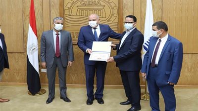 محافظ قنا ورئيس جامعة جنوب الوادي يكرمان استاذ الجامعة الحاصل على جائزة الدولة التشجيعية