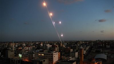 ردا علي اعتداءات الاحتلال الإسرائيلي  بالقدس.. إطلاق رشقات صاروخية من قطاع غزة باتجاه مستوطنات إسرائيلية