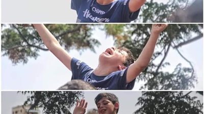 مع السلامة يا بابا.. طفل فلسطيني يودع جثمان والده الذي استشهد بقصف إسرائيلي أمس على قطاع غزة