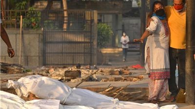 كارثة انسانية.. جثث ضحايا كورونا تطفو فوق سطح نهر الجائج