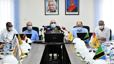 وزير الإسكان يستهل زيارته لتنزانيا بعقد اجتماع مع مسئولي مشروع جوليوس نيريري