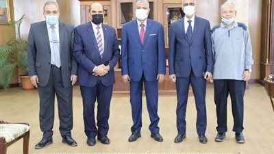 انعقاد لجنة اختيار عميد كلية العلوم بجامعة جنوب الوادى