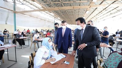 خالد عبدالغفار يطمئن على انتظام سير امتحانات آخر العام بجامعة عين شمس