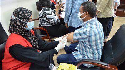 أعضاء هيئة التدريس بهذه الجامعة يتلقون لقاح التطعيم ضد كورونا 