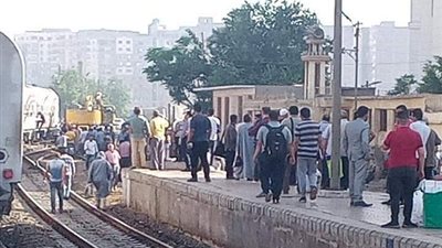 عاجل| خروج عجلتى عربة قطار عن القضبان بمحطة بنها
