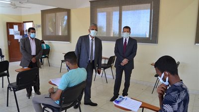 رئيس جامعة جنوب الوادى يتفقد امتحانات فرع الجامعة الالكترونية بالغردقة