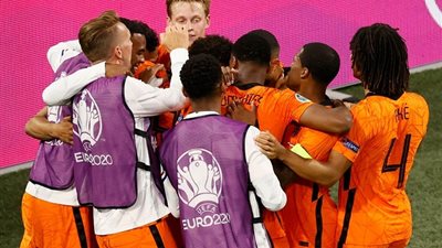 هولندا ثالث فريق يتأهل الى دور الـ 16 لامم اوروبا