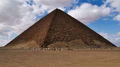 تعرف علي الكيفية التي انشاء بها المصريين القدماء الأهرام.. وتاريخ إنشاء الهرم الأحمر