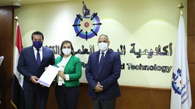 وزير التعليم العالي يكرم المخترعين المصريين الفائزين في معرض جنيف الدولى للاختراعات  