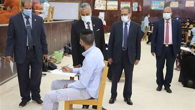 رئيس جامعة جنوب الوادى يطمئن على حسن سير الامتحانات