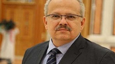 رئيس جامعة القاهرة ينهي أزمة طالب الطب.. ويصدر قرارا بالسماح له بدخول الامتحانات
