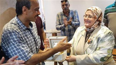 التعليم تكرم المعلم يوسف صابر بعد تعرضه للتنمر