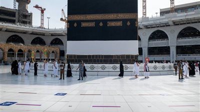 بالصور.. الحجاج يؤدون طواف القدوم فى المسجد الحرام 