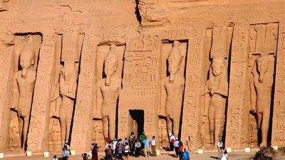 تعرف علي معبد أبو سنبل هدية الملك رمسيس الثانى لزوجتة نفرتارى