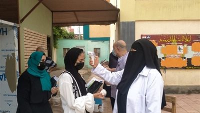 طلاب الثانوية العامة علمى يؤدون امتحان الاحياء والاستاتيكا غدا