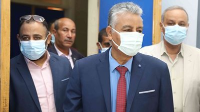 رئيس جامعة جنوب الوادي يزور المستشفيات الجامعية لتهنئة المرضى بعيد الأضحى