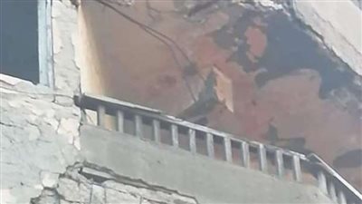 حي المنتزه أول بالإسكندرية.. سقوط أجزاء من بلكونة بالدور الرابع 