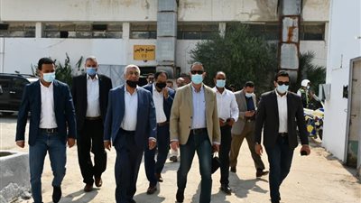 محافظ الفيوم يتفقد مدرسة التعليم الفني المزدوج ويكرم الطالبات المتفوقات