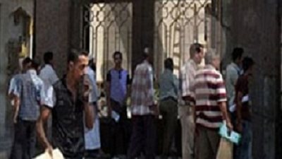 طلاب التحويلات يرفعون الاحذية امام التعليم العالي