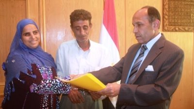 محافظ الفيوم يمنح وحدة سكنية لأسرة كفيفة بالمحافظة