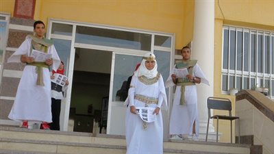 طلاب إعلام قنا يرتدون زى الفراعنة  لاستقبال زملائهم الجدد