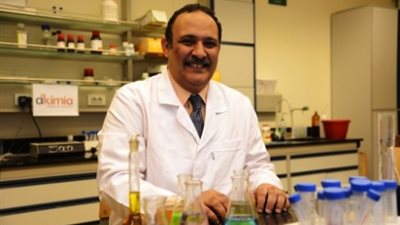 أستاذ كيمياء بالجامعة الأمريكية يحصل على جائزة المبتكر العالمى لـ2014‏