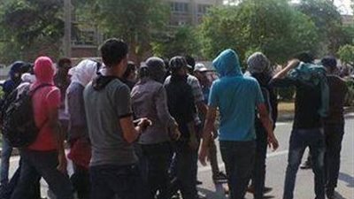 عاجل.. طلاب الإخوان يرتدون أقنعة ويطلقون الشماريخ على فالكون بجامعة أسيوط