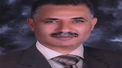 وكيل وزارة التربية والتعليم بسوهاج يتناول الوجبة المدرسية أمام الطلاب وأولياء الأمور